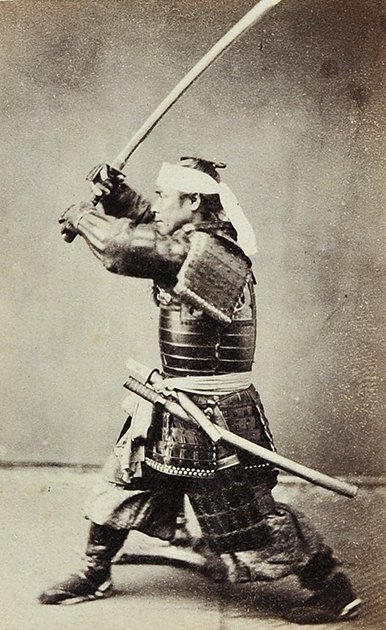 Кубота Синтаро в доспехах и с мечом. 1864 год